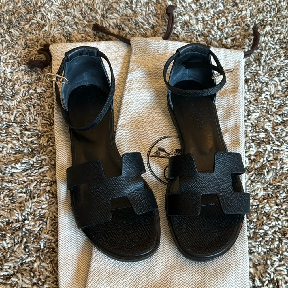 Black Hermes Santorini sandals. Epsom leather